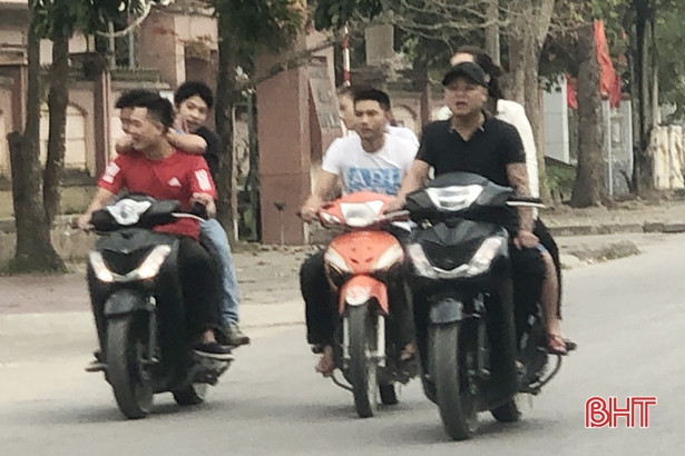 Người dân “đầu trần” vi vu trong những ngày tết