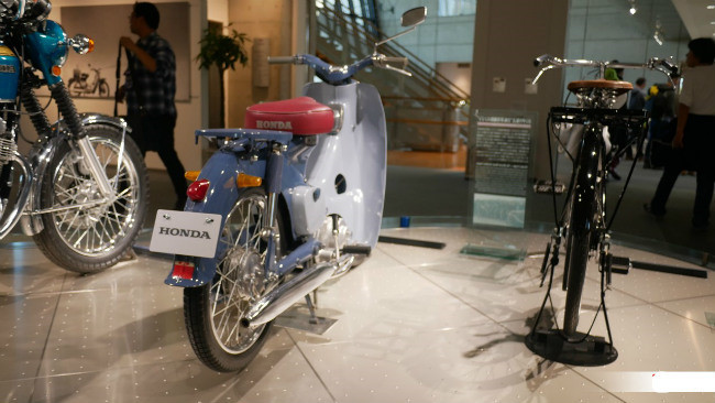 Kim vàng giọt lệ Honda Super Cub nửa thế kỷ vẫn đẹp long lanh