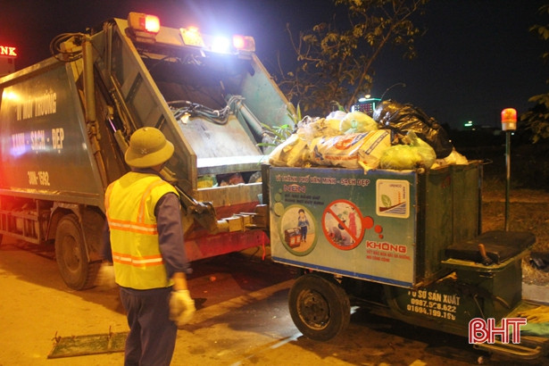 Giao thừa thầm lặng của những người mải lo... “dọn phố”