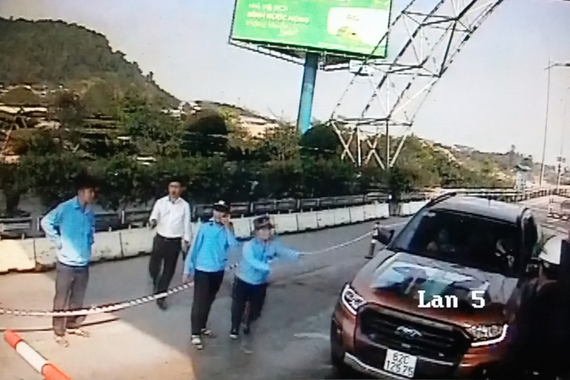 Tài xế cố tình đâm barie vượt Trạm thu phí Bến Thủy 2