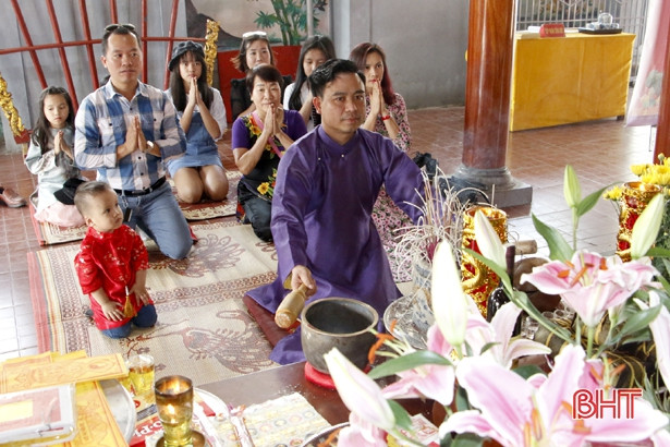 Tấp nập du khách tham quan, chiêm bái đền Cả Dinh đô quan Hoàng Mười