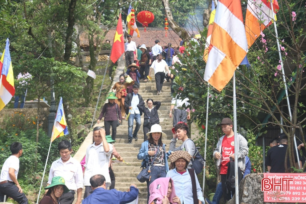 Nô nức lễ hội chùa Hương Tích ngày đầu năm mới