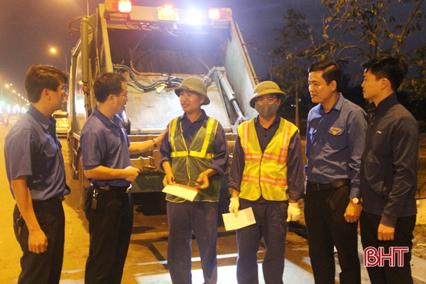 Giao thừa thầm lặng của những người mải lo... “dọn phố”