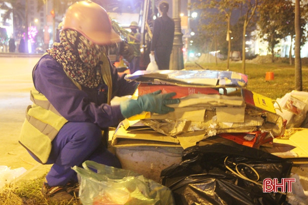 Giao thừa thầm lặng của những người mải lo... “dọn phố”