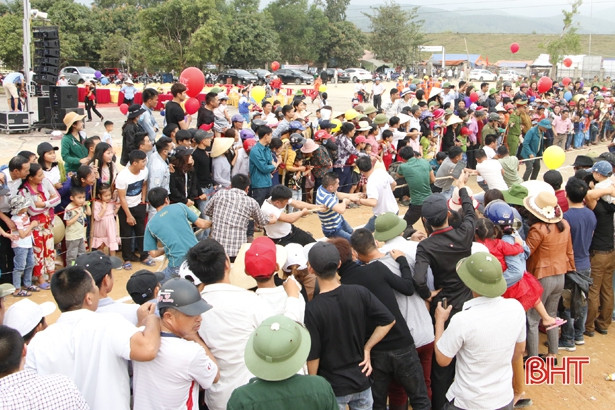 Du khách trẩy hội chùa Hương “đã mắt” với các trò chơi dân gian