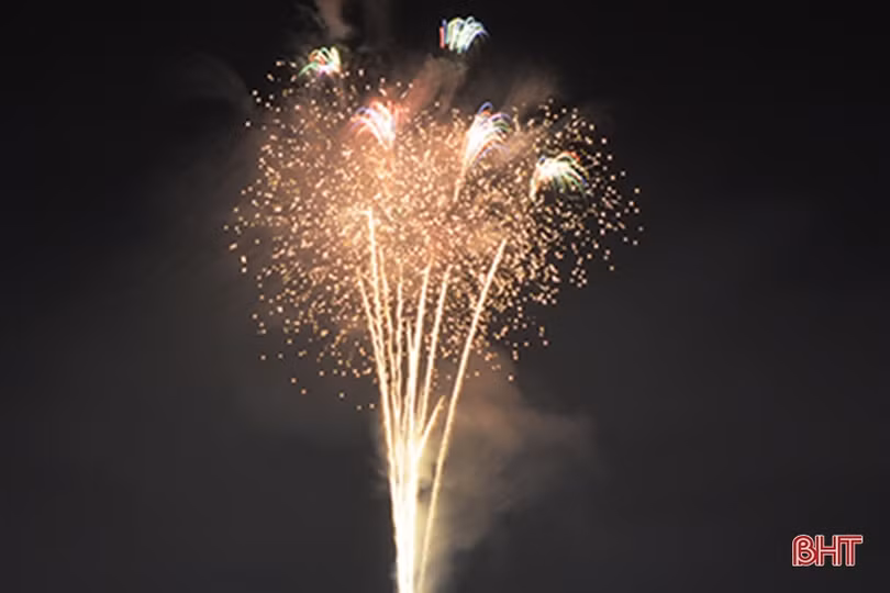 Đặc sắc màn pháo hoa đón chào xuân Kỷ Hợi ở Hà Tĩnh