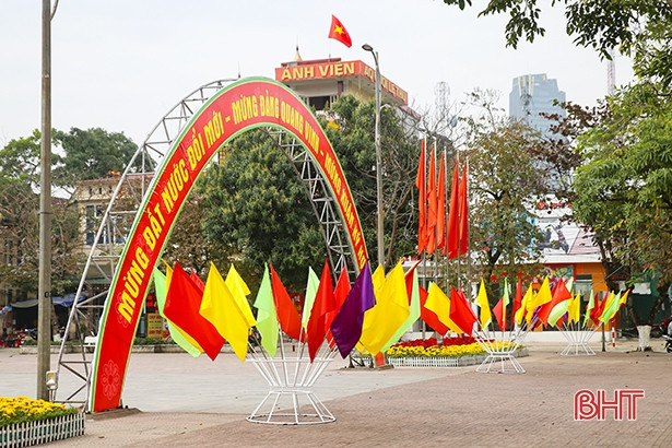Thành Sen rực rỡ cờ hoa chào đón Xuân Kỷ Hợi