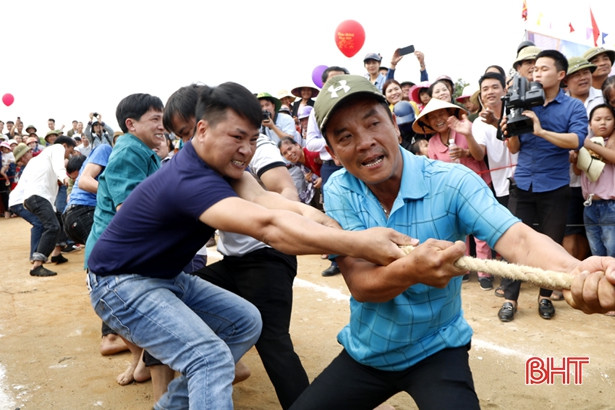 Du khách trẩy hội chùa Hương “đã mắt” với các trò chơi dân gian