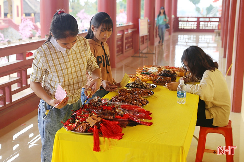 Người dân Hà Tĩnh náo nức đi lễ chùa, hái lộc đầu xuân