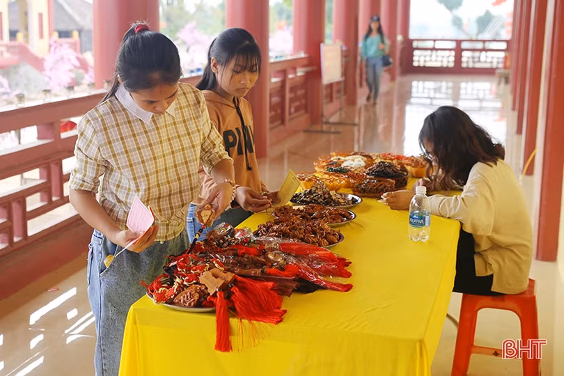 Người dân Hà Tĩnh náo nức đi lễ chùa, hái lộc đầu xuân