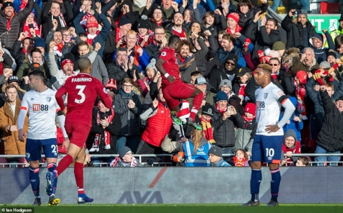 Thắng dễ Bournemouth, Liverpool đòi lại ngôi đầu Premier League