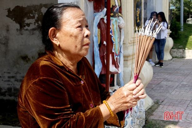 Tấp nập du khách tham quan, chiêm bái đền Cả Dinh đô quan Hoàng Mười