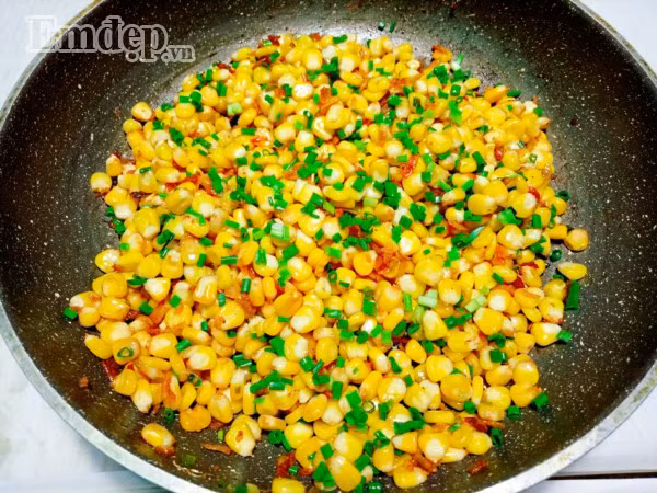 Tết ngán giò chả thì làm ngô ngọt xào tép khô thơm lừng đổi bữa