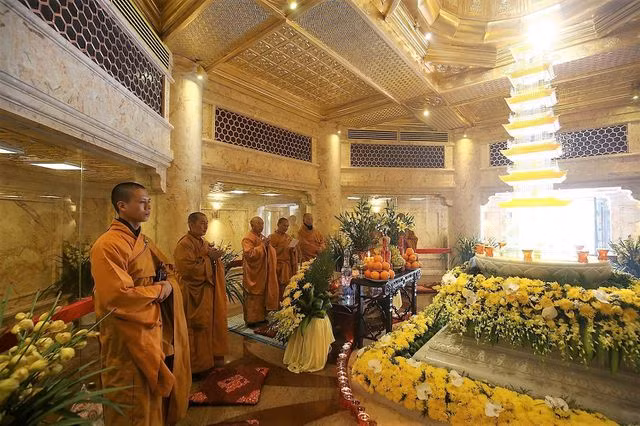 Ngắm dáng chùa Việt ẩn trong dáng núi, đẹp kỳ ảo giữa chốn mây bồng