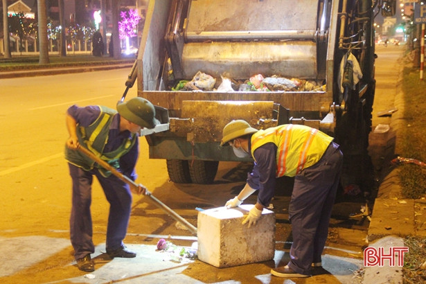 Giao thừa thầm lặng của những người mải lo... “dọn phố”