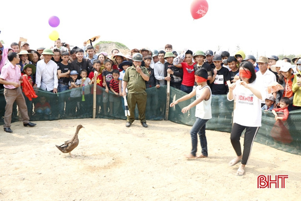 Du khách trẩy hội chùa Hương “đã mắt” với các trò chơi dân gian