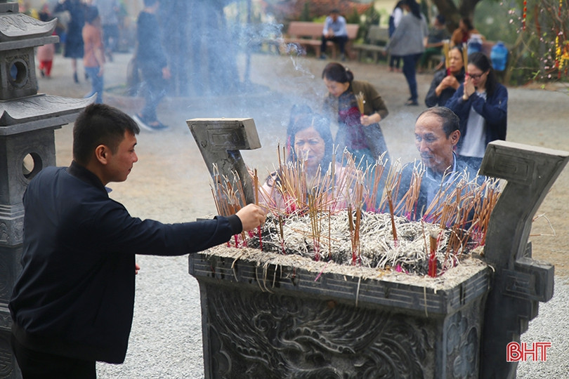 Người dân Hà Tĩnh náo nức đi lễ chùa, hái lộc đầu xuân