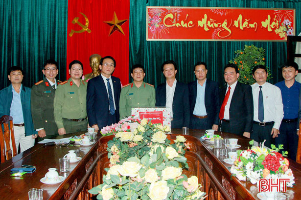 Lãnh đạo Nghi Xuân tặng quà cho bệnh nhân tại Bệnh viện Đa khoa huyện