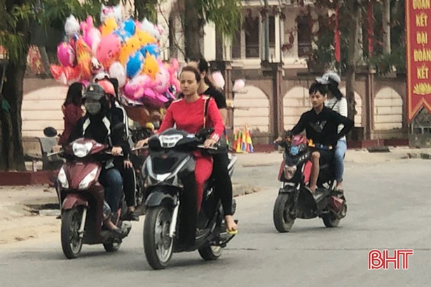 Người dân “đầu trần” vi vu trong những ngày tết