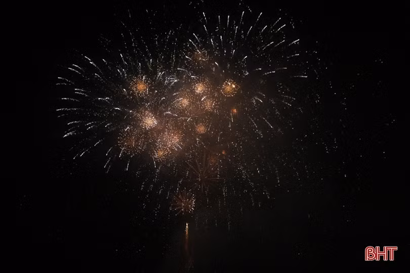 Đặc sắc màn pháo hoa đón chào xuân Kỷ Hợi ở Hà Tĩnh