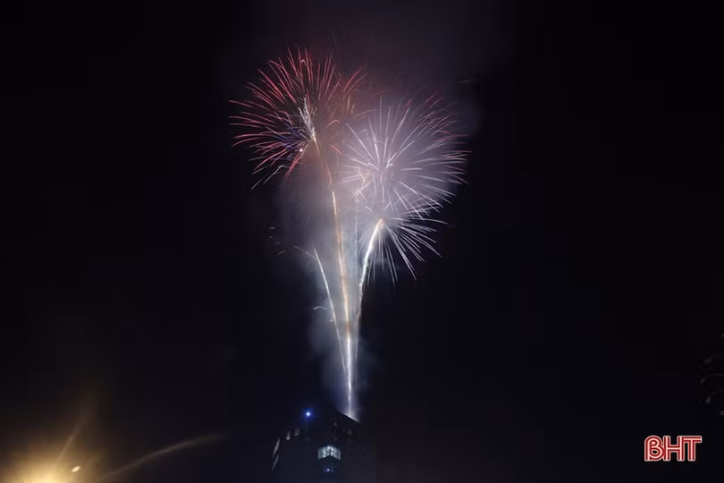 Đặc sắc màn pháo hoa đón chào xuân Kỷ Hợi ở Hà Tĩnh