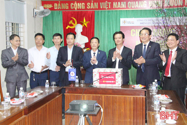 Lãnh đạo Nghi Xuân tặng quà cho bệnh nhân tại Bệnh viện Đa khoa huyện