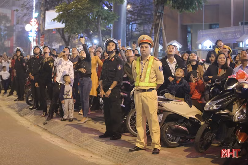 Đặc sắc màn pháo hoa đón chào xuân Kỷ Hợi ở Hà Tĩnh