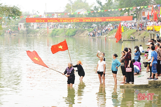 Sôi nổi lễ hội đua thuyền truyền thống Trung Lương