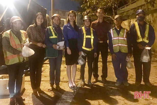 Giao thừa thầm lặng của những người mải lo... “dọn phố”