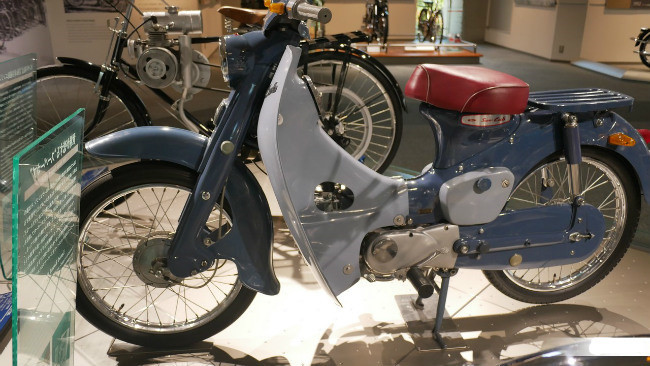 Kim vàng giọt lệ Honda Super Cub nửa thế kỷ vẫn đẹp long lanh