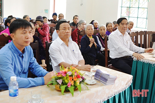 Phó trưởng Ban Tổ chức Trung ương tặng quà tại Trung tâm Điều dưỡng người có công Hà Tĩnh