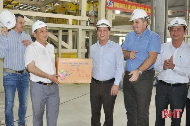 Chủ tịch UBND tỉnh Đặng Quốc Khánh trồng cây đầu xuân và kiểm tra sản xuất tại Vũ Quang