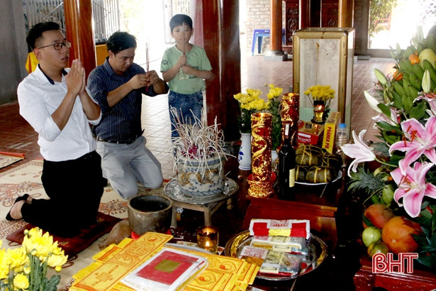 Tấp nập du khách tham quan, chiêm bái đền Cả Dinh đô quan Hoàng Mười