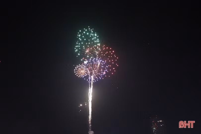 Đặc sắc màn pháo hoa đón chào xuân Kỷ Hợi ở Hà Tĩnh