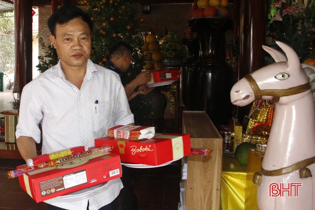 Tấp nập du khách tham quan, chiêm bái đền Cả Dinh đô quan Hoàng Mười