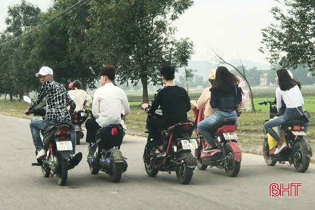 Người dân “đầu trần” vi vu trong những ngày tết