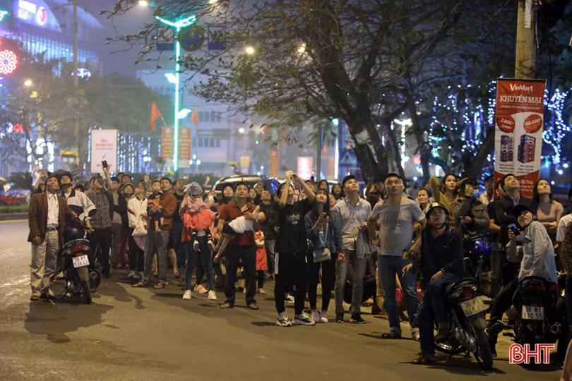 Đặc sắc màn pháo hoa đón chào xuân Kỷ Hợi ở Hà Tĩnh