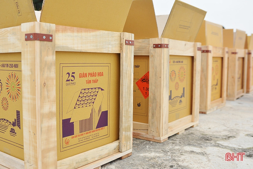 Cận cảnh 90 giàn pháo hoa tại TP Hà Tĩnh trước giờ khai hỏa