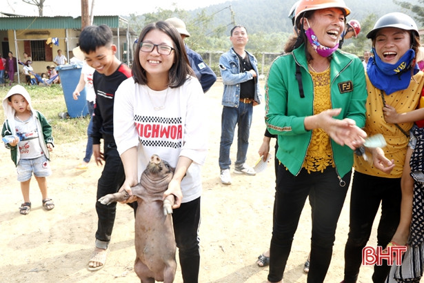 Du khách trẩy hội chùa Hương “đã mắt” với các trò chơi dân gian