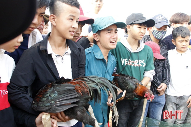 Du khách trẩy hội chùa Hương “đã mắt” với các trò chơi dân gian