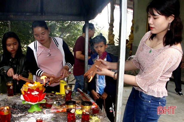 Tấp nập du khách tham quan, chiêm bái đền Cả Dinh đô quan Hoàng Mười