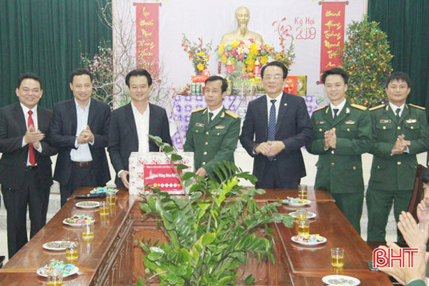 Lãnh đạo Nghi Xuân tặng quà cho bệnh nhân tại Bệnh viện Đa khoa huyện