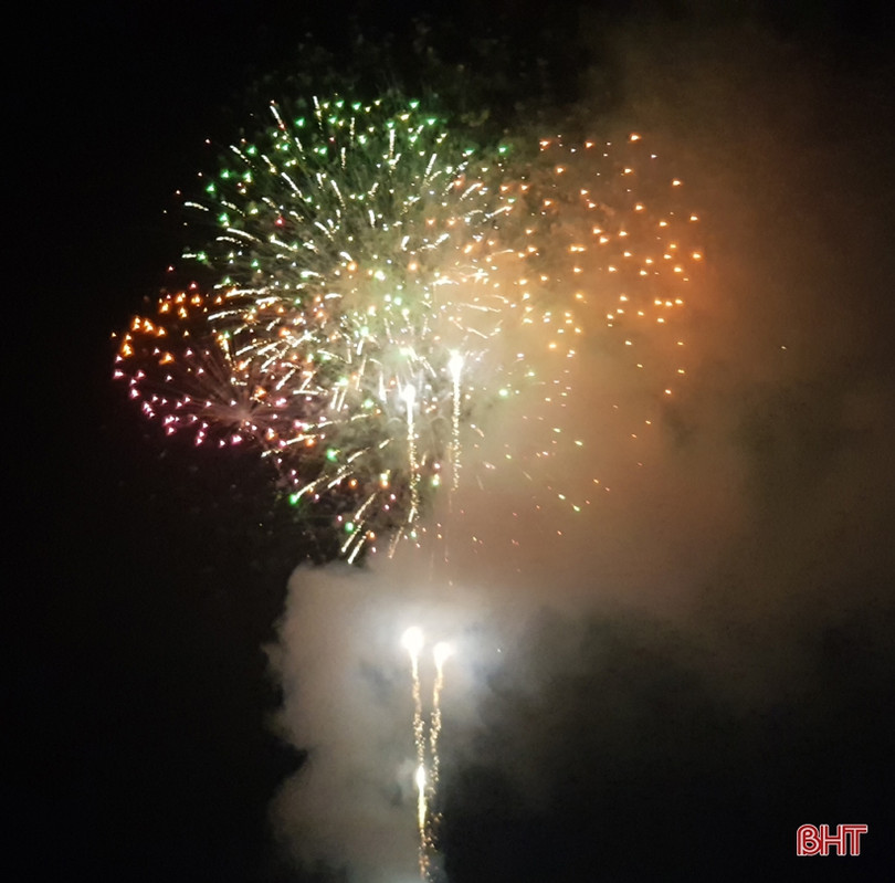 Đặc sắc màn pháo hoa đón chào xuân Kỷ Hợi ở Hà Tĩnh