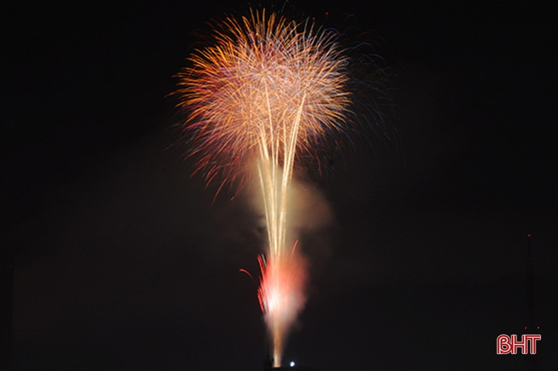 Đặc sắc màn pháo hoa đón chào xuân Kỷ Hợi ở Hà Tĩnh