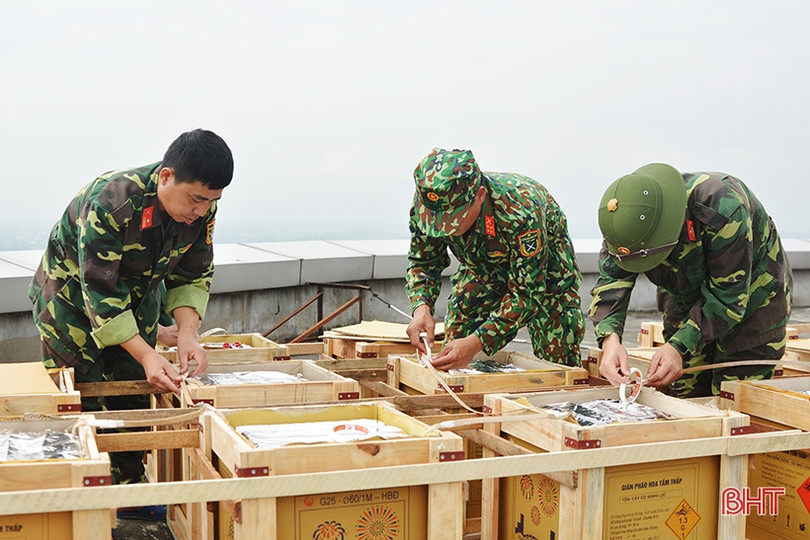 Cận cảnh 90 giàn pháo hoa tại TP Hà Tĩnh trước giờ khai hỏa