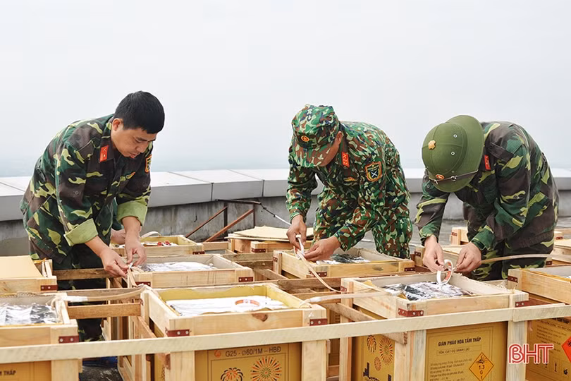 Cận cảnh 90 giàn pháo hoa tại TP Hà Tĩnh trước giờ khai hỏa