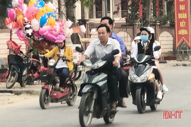 Người dân “đầu trần” vi vu trong những ngày tết