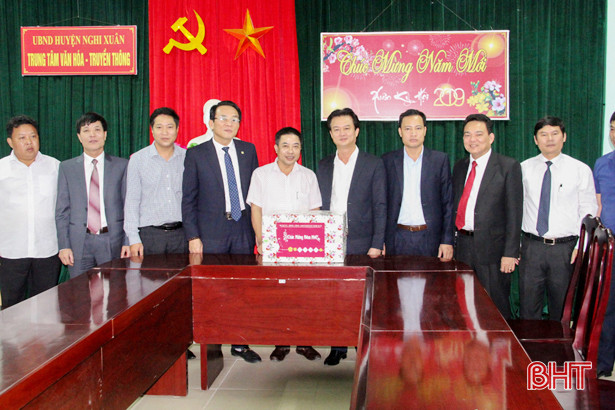 Lãnh đạo Nghi Xuân tặng quà cho bệnh nhân tại Bệnh viện Đa khoa huyện