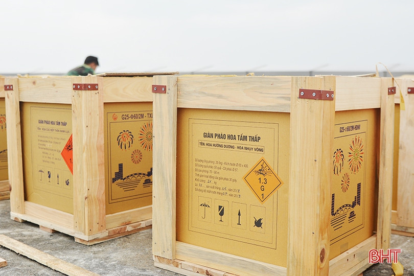 Cận cảnh 90 giàn pháo hoa tại TP Hà Tĩnh trước giờ khai hỏa