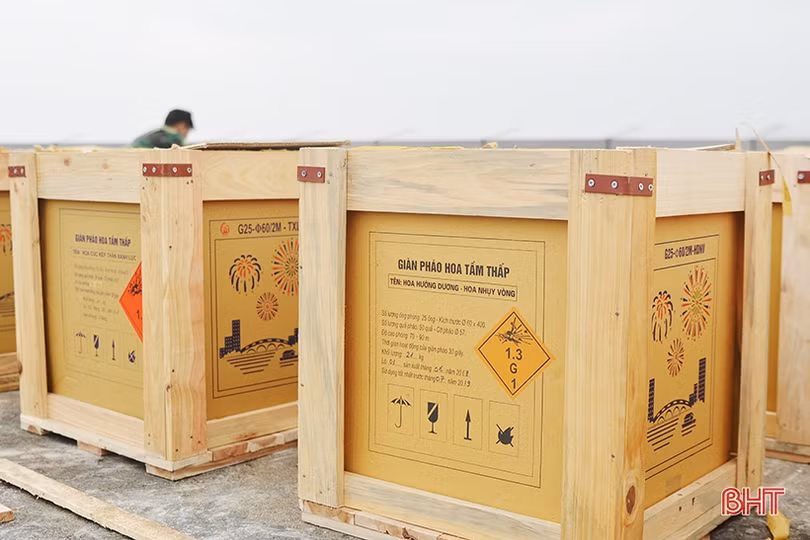 Cận cảnh 90 giàn pháo hoa tại TP Hà Tĩnh trước giờ khai hỏa